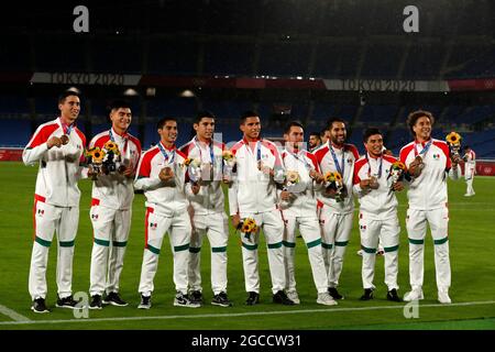 Tokyo, Japon. 08 août 2021. Cérémonie de remise des prix, cérémonie de victoire, Team MEX Mexico, 3e place, médaille de bronze, médaille de bronze, médaillé de bronze, médaillé de bronze, jubilation, acclamations, Joy, Cheers, Brésil - Espagne BRA - ESP 2: 1 après extension AET, football, finale masculine, football hommes Médaille d'or au Stade International Yokohama 08/07/2021 Jeux Olympiques d'été 2020, 07/23/2020 - 08.08.2021 à Tokyo/Japon. Credit: dpa/Alay Live News Banque D'Images