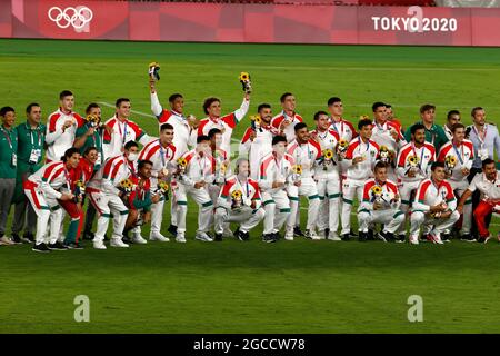 Tokyo, Japon. 08 août 2021. Cérémonie de remise des prix, cérémonie de victoire, Team MEX Mexico, 3e place, médaille de bronze, médaille de bronze, médaillé de bronze, médaillé de bronze, jubilation, acclamations, Joy, Cheers, Brésil - Espagne BRA - ESP 2: 1 après extension AET, football, finale masculine, football hommes Médaille d'or au Stade International Yokohama 08/07/2021 Jeux Olympiques d'été 2020, 07/23/2020 - 08.08.2021 à Tokyo/Japon. Credit: dpa/Alay Live News Banque D'Images