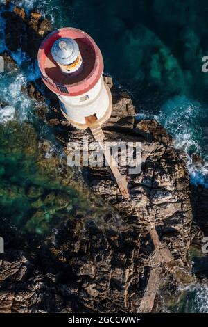 Vue de dessus, superbe vue aérienne d'une vieille et belle plage situé sur une côte rocheuse baignée par une mer agitée. Banque D'Images