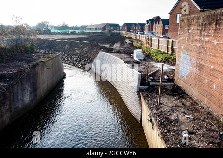 Rivière Trent rerouting dans un nouveau chenal naturalisé entre le centre-ville de Stoke et Boothen, Stoke-on-Trent, Staffordshire, Royaume-Uni, 2020 Banque D'Images