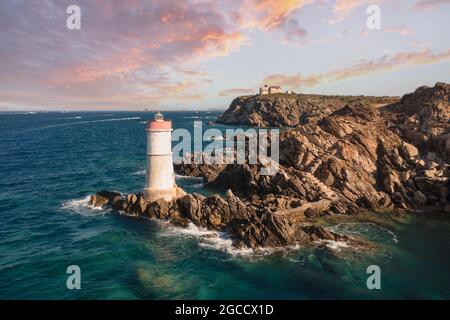 Vue de dessus, superbe vue aérienne d'une vieille et belle plage situé sur une côte rocheuse baignée par une mer agitée. Banque D'Images