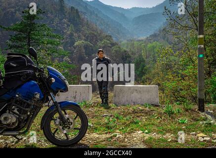 jeune motard avec sa moto et belle vue naturelle le matin, l'image est prise au shergaon arunachal pradesh inde. Banque D'Images