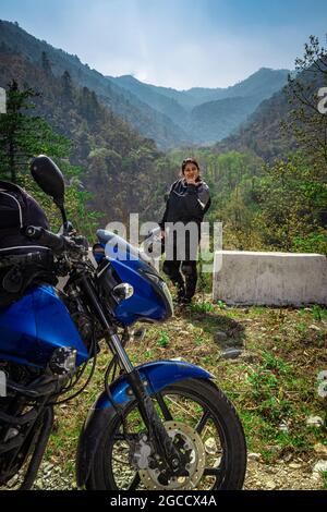 jeune motard avec sa moto et belle vue naturelle le matin, l'image est prise au shergaon arunachal pradesh inde. Banque D'Images