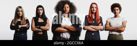 Grand coup de feu de femmes multiethniques debout avec les armes croisées. Vue panoramique de la femme de stong diverse Banque D'Images