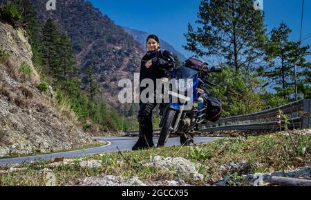 jeune motard avec sa moto et belle vue naturelle le matin, l'image est prise au shergaon arunachal pradesh inde. Banque D'Images