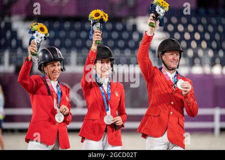 Les médaillés d'argent des États-Unis avec des fleurs et des médailles (de gauche à droite): Laura KRAUT, Jessica SPRINGSTEEN, McLain WARD; 2e place; circonscription/équipe le 7 août 2021, championne olympique de Suède; Jeux Olympiques d'été 2020, de 23.07. - 08.08.2021 à Tokyo/Japon. Banque D'Images