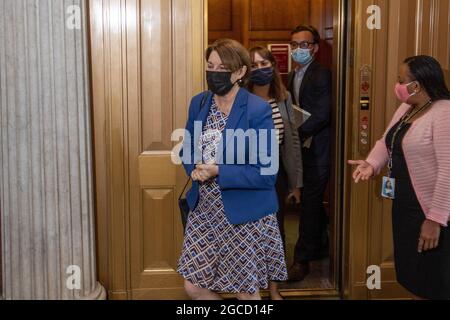 La sénatrice des États-Unis Amy Klobuchar (démocrate du Minnesota) arrive au Sénat pour un vote au Capitole des États-Unis à Washington, DC, le samedi 7 août 2021. Photo de Rod Lamkey/CNP/ABACAPRESS.COM Banque D'Images