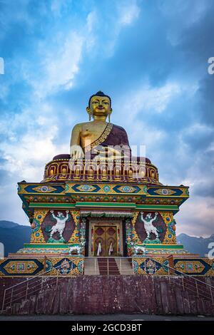 immense statue d'or de bouddha de différentes perspectives avec ciel moody à l'image du soir est prise à la statue de bouddha géant tawang arunachal pradesh inde. Banque D'Images