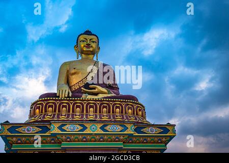 immense statue d'or de bouddha de différentes perspectives avec ciel moody à l'image du soir est prise à la statue de bouddha géant tawang arunachal pradesh inde. Banque D'Images