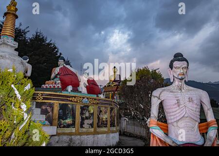 statue de squelette de bouddha assis dans la posture de méditation avec le bouddha géant à l'arrière-plan en soirée l'image est prise à la statue de bouddha géant tawang arunachal Banque D'Images