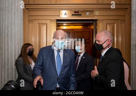 Le sénateur américain Patrick Leahy (démocrate du Vermont) s'entretient avec les photographes de presse alors qu'il arrive au Sénat pour un vote au Capitole des États-Unis à Washington, DC, le samedi 7 août 2021. Crédit: Rod Lamkey / CNP Banque D'Images