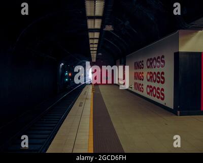 Quai, gare de Kings Cross, Sydney, Australie Banque D'Images