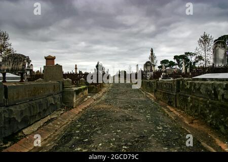 Des chemins historiques qui traversent le vieux cimetière de Ballarat par une sombre journée de fonte Banque D'Images