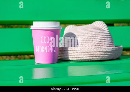 Bonjour concept sur une tasse de café jetable Banque D'Images