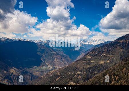 vallée de montagne de l'himalaya avec ciel bleu vif à la journée depuis le sommet de la colline image est prise à tawang arunachal pradesh inde. Banque D'Images