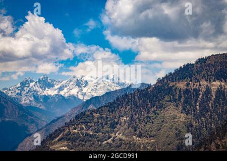 vallée de montagne de l'himalaya avec ciel bleu vif à la journée depuis le sommet de la colline image est prise à tawang arunachal pradesh inde. Banque D'Images