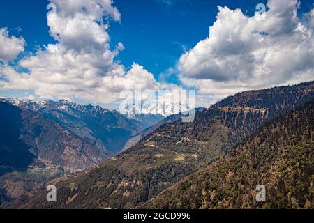 vallée de montagne de l'himalaya avec ciel bleu vif à la journée depuis le sommet de la colline image est prise à tawang arunachal pradesh inde. Banque D'Images