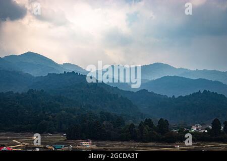 des couches de montagne recouvertes de brouillards blancs le matin à partir d'une image à angle plat sont prises à ziro arunachal pradesh inde. Banque D'Images