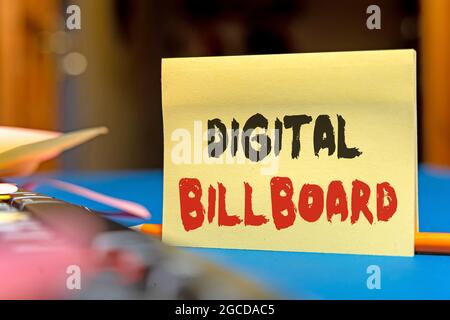 Panneau d'affichage numérique à la main. Panneau d'affichage de concept commercial qui affiche des images numériques pour la publicité de plusieurs agences de collection assorties Banque D'Images