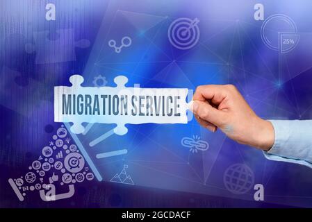 Service de migration de légende conceptuelle. Présentation de l'entreprise le transfert des données de l'entreprise vers un fournisseur de services cloud tient main Jigsaw Puzzle Piece Unlocking Banque D'Images