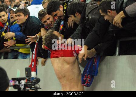 BUCAREST, ROUMANIE - 3 NOVEMBRE 2011 : les fans de la FCSB tentent de retirer le maillot de Novak Martinovic après le match de l'UEFA Europa League Group J entre la FCSB et Maccabi Haifa à l'arène nationale. Banque D'Images