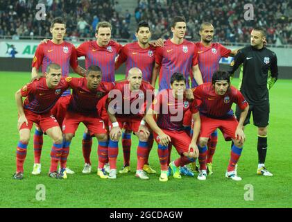 BUCAREST, ROUMANIE - 3 NOVEMBRE 2011 : la composition de la FCSB est représentée avant le match de l'UEFA Europa League Group J entre la FCSB et Maccabi Haifa à l'arène nationale. Vers le haut (de L à R) : Mihai Costea, Novak Martinovic, Florin Costea, Florin Gardos, Geraldo Alves, Razvan Stanca. Down (de L à R): Alexandru Bourceanu, Leandro Tatu, Iasmin Latovlevici, Cristian Tanase, Pablo Brandan. Banque D'Images