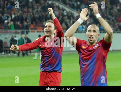 BUCAREST, ROUMANIE - 3 NOVEMBRE 2011 : Novak Martinovic (L) et Iasmin Latovelvici (R) de la FCSB célèbrent après avoir remporté, 4-2, le match de l'UEFA Europa League Group J entre la FCSB et Maccabi Haifa à l'arène nationale. Banque D'Images