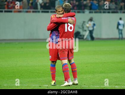 BUCAREST, ROUMANIE - 3 NOVEMBRE 2011 : Geraldo Alves de la FCSB coupe Novak Martinovic après le match de l'UEFA Europa League Group J entre la FCSB et Maccabi Haifa à l'arène nationale, remporté par la FCSB, 4-2. Banque D'Images