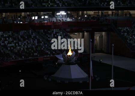 Tokyo, Japon. 8 août 2021. La flamme olympique brûle avant la cérémonie de clôture des Jeux Olympiques de Tokyo 2020 à Tokyo, Japon, le 8 août 2021. Credit: Li Gang/Xinhua/Alay Live News Banque D'Images