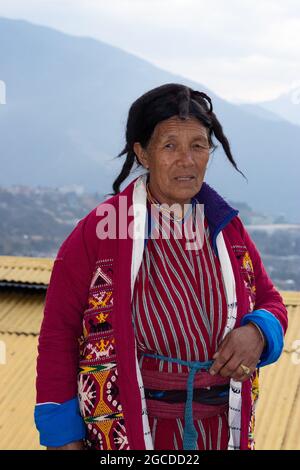 la vieille dame de la tribu monpa présente des portraits habit traditionnels authentiques en gros plan avec des détails Banque D'Images