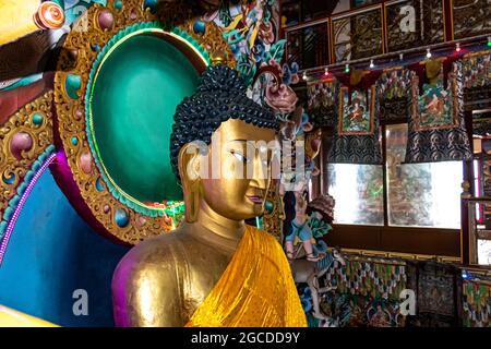 l'immense statue dorée de bouddha décorée de drapeaux religieux et d'offrandes en soirée est prise au monastère de tawang arunachal pradesh inde. Banque D'Images