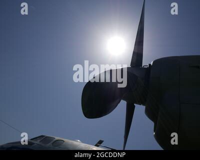 Ancien avion de passagers abandonné. Il y a un avion cassé dans le désert. Banque D'Images