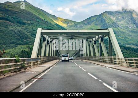 Cars sur le pont de Ballachulish (ouvert en décembre 1975), un pont en treillis d'acier qui relie les villages de North et South Ballachulish. Banque D'Images