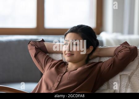 Femme indienne calme se détendre à la maison respirer de l'air frais Banque D'Images