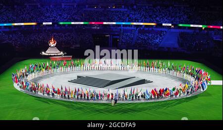 Tokyo, Japon. 8 août 2021. Les porteurs de drapeaux entrent dans le stade lors de la cérémonie de clôture des Jeux Olympiques de Tokyo 2020 à Tokyo, au Japon, le 8 août 2021. Credit: Cheng min/Xinhua/Alay Live News Banque D'Images