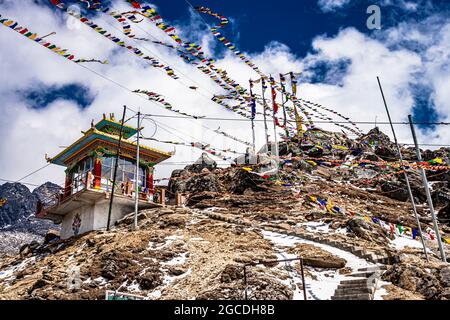 petit monastère bouddhiste au sommet de la montagne avec de nombreux drapeaux religieux le matin, l'image est prise au sela pass tawang arunachal pradesh inde Banque D'Images