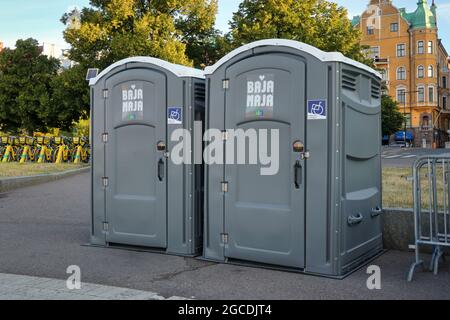 Deux toilettes portables Bajamaja, accessibles aux personnes à mobilité réduite ou en fauteuil roulant. Helsinki, Finlande. 7 août 2021. Banque D'Images