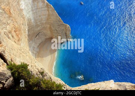 Einsame, malerische Bucht mit weißem Kiesstrand, türkisbaues Meer in der Nähe des Shipwreck Beach, Navagio auf der griechischen Insel Zakynthos Banque D'Images