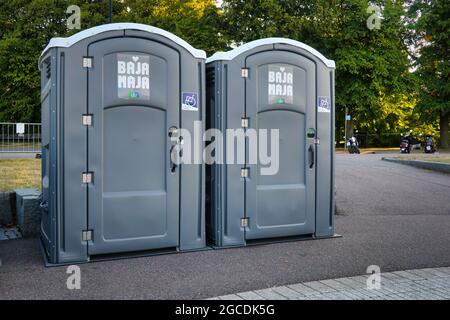 Deux toilettes portables Bajamaja, accessibles aux personnes à mobilité réduite ou en fauteuil roulant. Helsinki, Finlande. 7 août 2021. Banque D'Images