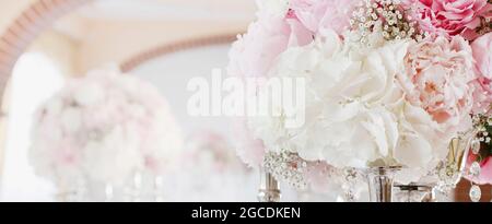 Arrangement floral avec des pivoines roses, des chrysanthèmes blancs et des brindilles de gitsophila paniculata. Décoration de fête Banque D'Images