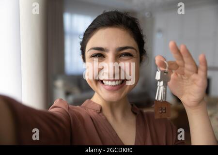 Selfie de femme indienne souriante montre les clés de la nouvelle maison Banque D'Images