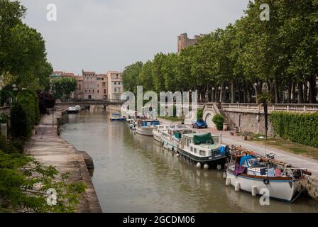 Bateaux sur le Canal de la Robine dans le centre historique de Narbonne. Banque D'Images