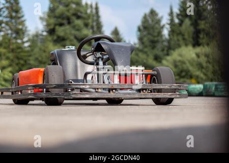 Une voiture de karting se trouve sur l'autoroute et attend le conducteur. Voitures de karting pour enfants et adultes. Banque D'Images