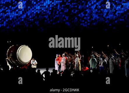 Tokyo, Japon. 8 août 2021. Des artistes se produisent lors de la cérémonie de clôture des Jeux Olympiques de Tokyo en 2020 à Tokyo, au Japon, le 8 août 2021. Crédit: Wang Lili/Xinhua/Alay Live News Banque D'Images