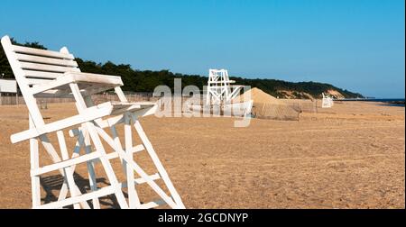 Un sauveteur et un bateau de sauvetage sur une plage vide au parc national Sunken Meadow de New york long Island. Banque D'Images