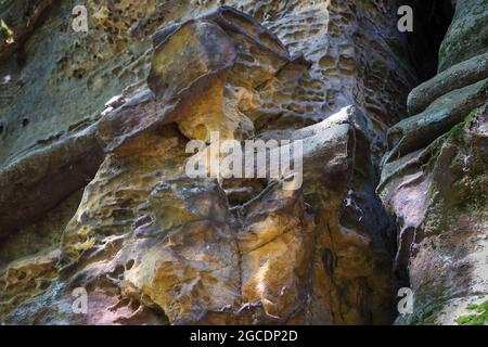 formes anciennes naturelles du grès érodé dans les montagnes arrière-plan abstrait Banque D'Images