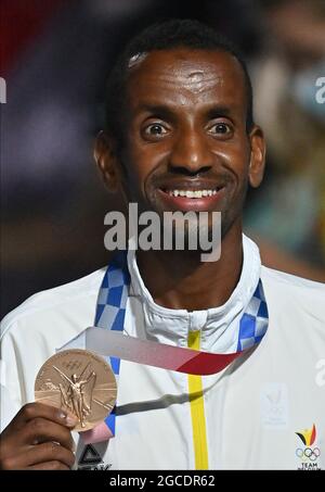 Le Belge Bashir Abdi Célèbre Sa Médaille De Bronze Lors De La Cérémonie ...