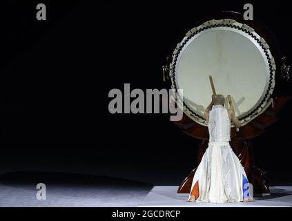 Tokyo, Japon. 8 août 2021. Un artiste se produit lors de la cérémonie de clôture des Jeux Olympiques de Tokyo en 2020 au stade olympique de Tokyo, au Japon, le 8 août 2021. Credit: Du Xiaoyi/Xinhua/Alay Live News Banque D'Images