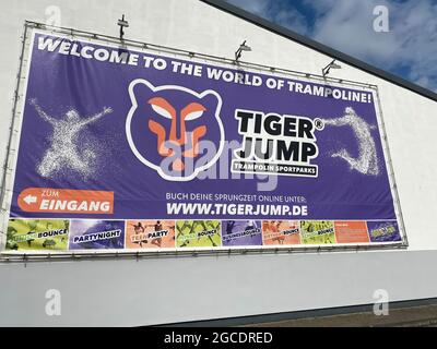 Oberhausen, Allemagne - juillet 9. 2021: Vue sur la bannière du parc de trampoline de saut de tigre Banque D'Images