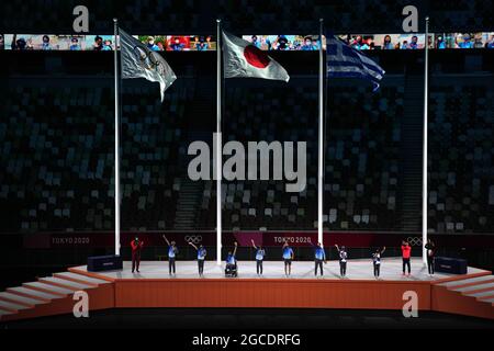 Tokyo, Japon. 8 août 2021. Les représentants des gestes des bénévoles lors de la cérémonie de clôture des Jeux Olympiques de Tokyo 2020 à Tokyo, Japon, le 8 août 2021. Credit: Liu Dawei/Xinhua/Alay Live News Banque D'Images